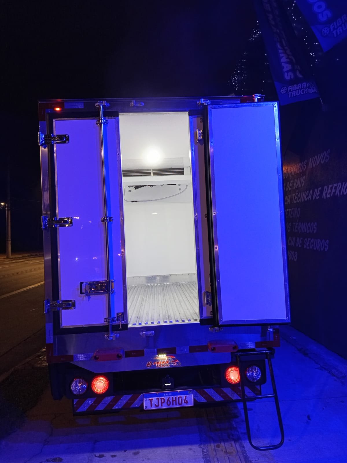 Baú refrigerado aberto