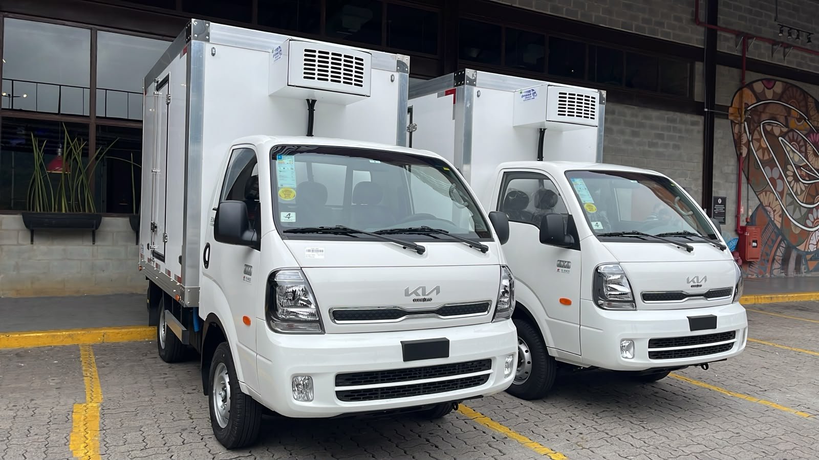 Kia Bongo com baú Fibratruck